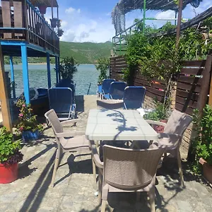 Couette-café Erda Lakeside, Lini